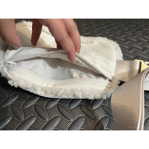Lululemon Everywhere Belt Bag 1L Fleece White Gold Fanny Pack Ivory Soft - Picture 4 of 8